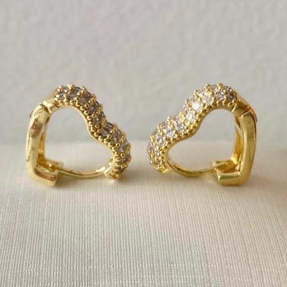 Brinco Coração Vazado Cravejado Zircônia Banho Ouro 18k